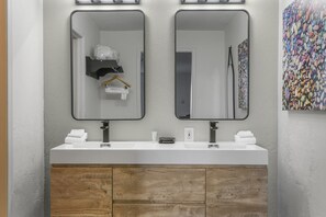 Shower, hair dryer, towels, soap - 2 Queen Beds, Partial Lake View (Polson)