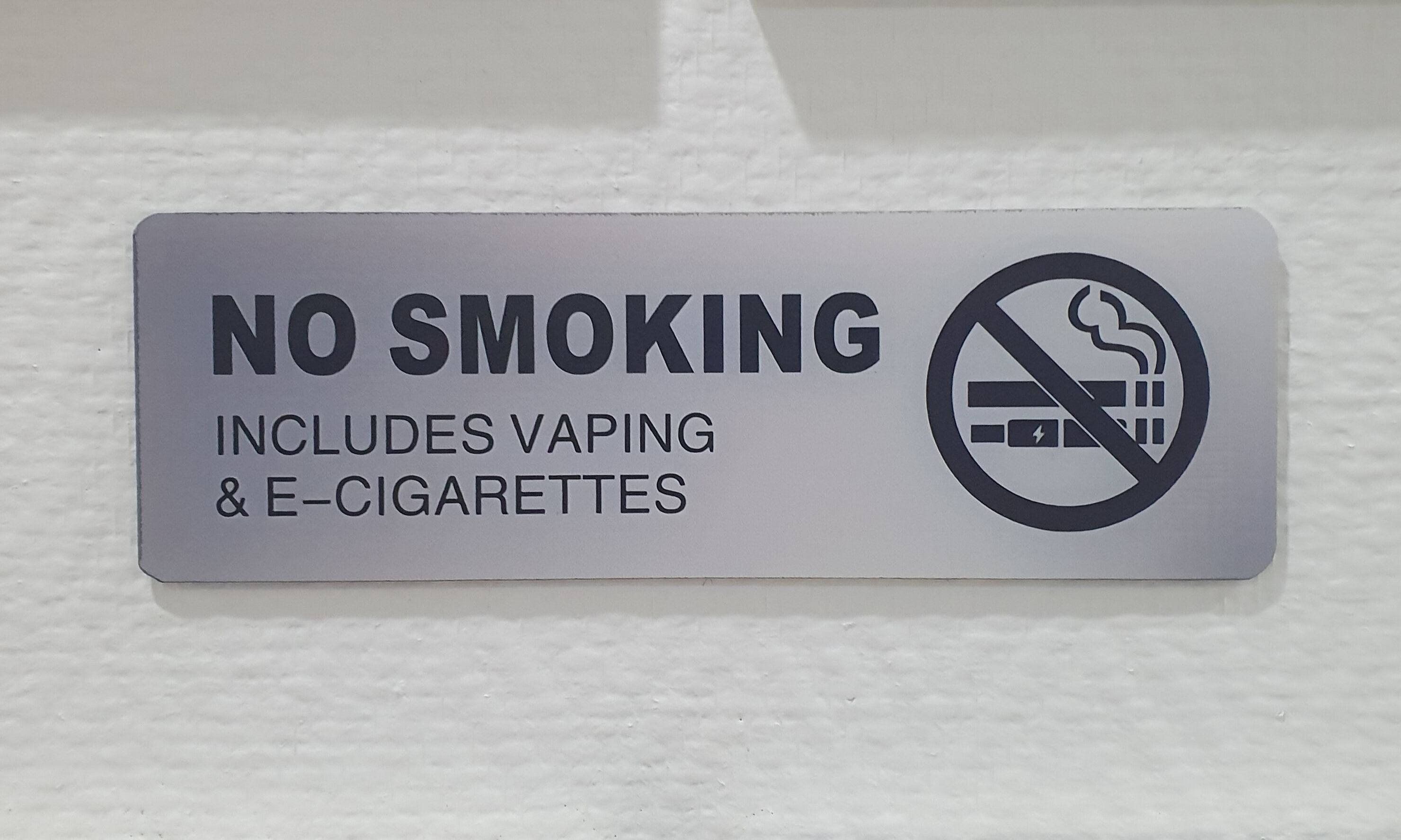 Se prohíbe fumar, incluyendo cigarrillos electrónicos y vapeadores.