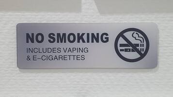 Se prohíbe fumar, incluyendo cigarrillos electrónicos y vapeadores.