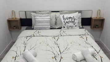 1 slaapkamer, een bureau, een strijkplank/strijkijzer, reisbedje