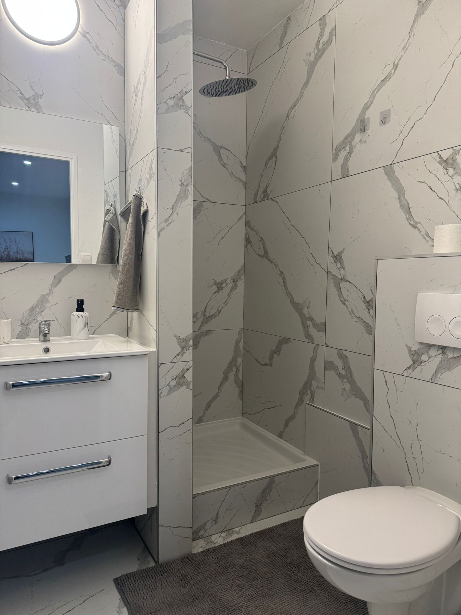 Articles de toilette écologiques, sèche-cheveux, serviettes fournies