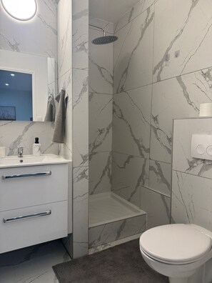 Articles de toilette écologiques, sèche-cheveux, serviettes fournies