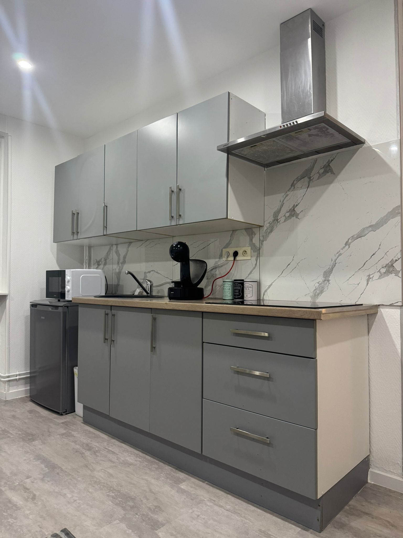 Réfrigérateur, micro-ondes, plaque de cuisson, cafetière/bouilloire