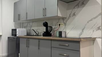 Réfrigérateur, micro-ondes, plaque de cuisson, cafetiÚre/bouilloire