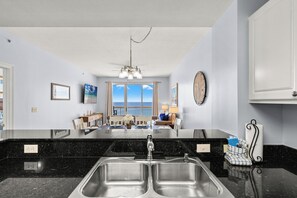 Appart'hôtel, plusieurs lits, balcon, vue océan (Calypso Resort 902w) | Intérieur