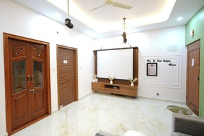 Deluxe Double Room, City View | Interior - PrianNest Near Manyata Tech Park (Bengaluru)