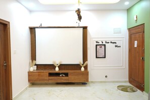 Deluxe Double Room, City View | Interior - PrianNest Near Manyata Tech Park (Bengaluru)