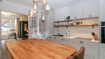 Dishwasher, cookware/dishes/utensils