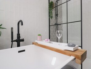 Shower - The Wonky Nest (Windermere)