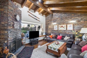 Televisio, takka, pöytätennispöytä