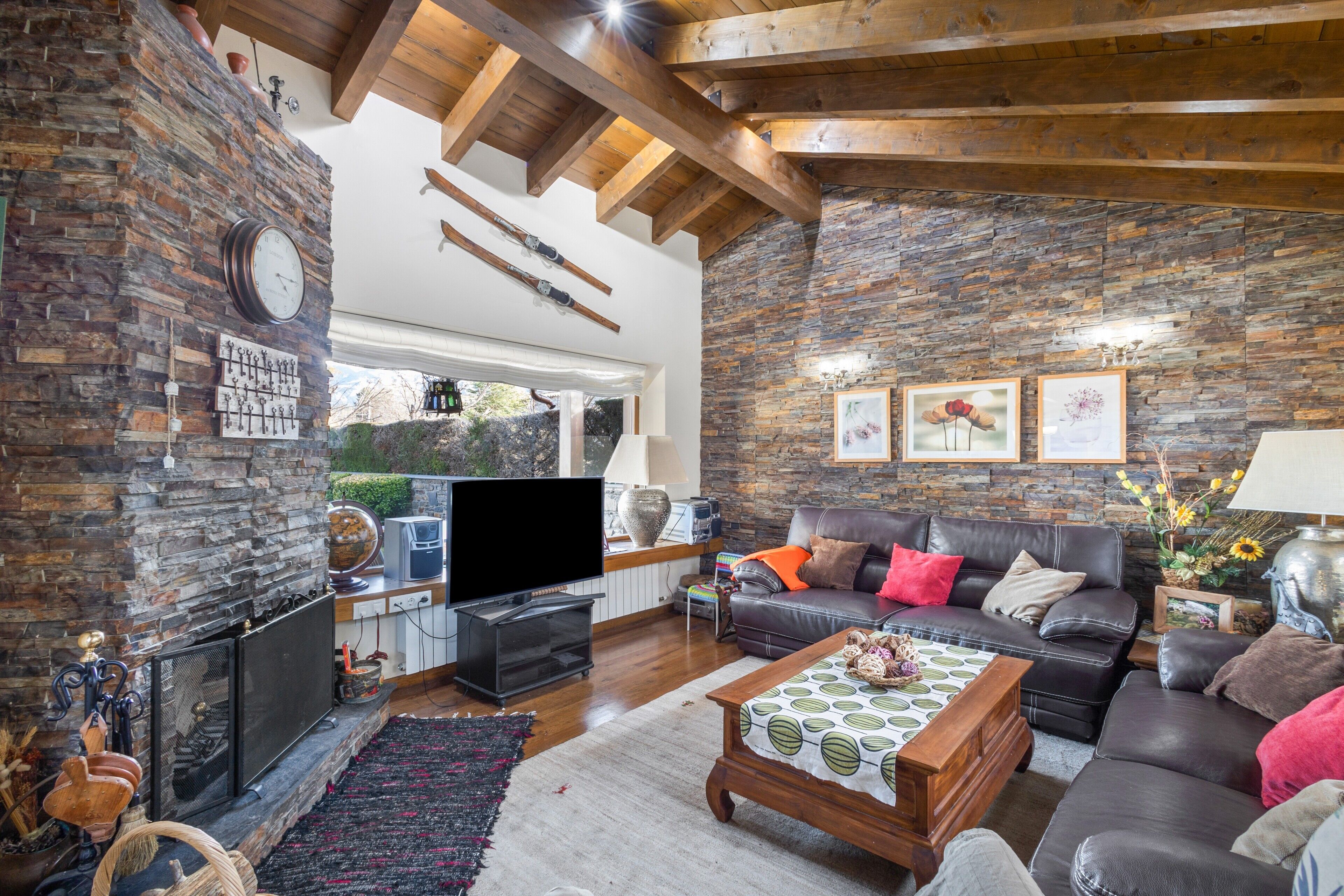 Televisio, takka, pöytätennispöytä