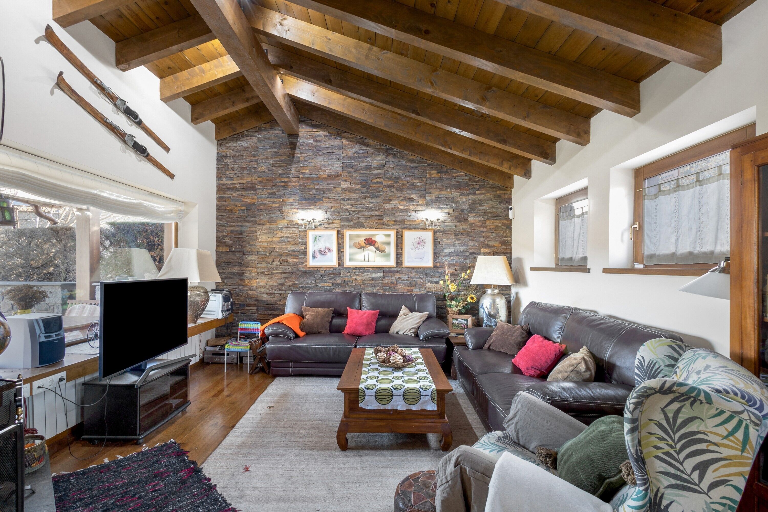 Televisión, chimenea y tenis de mesa 