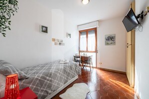 Escrivaninha, ferros/tábuas de passar roupa