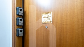 A wooden door with a nameplate reading "Il Giardino" and a set of four keycard holders labeled "M:MoSA," "G:Girasole," "G:Gelso," and "G:Gelso." - Homiday - Jasmine One Min[Hospital][Airport-Free Parking] (Pisa)