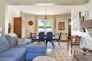 TV, fireplace - Villa "23 Les Sablons" with Private Terrace, Garden, and Wi-Fi (Pornic)