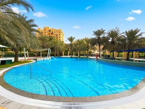 Outdoor pool - Bloomfields Homey 1BR in Al Ramth 37 (Dubai)