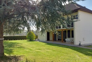 Exterior - Les deux figuiers in Béarn: Peaceful Retreat with Mountain Views (Dognen)