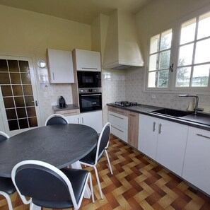 Fridge, microwave, oven, stovetop - Les deux figuiers in Béarn: Peaceful Retreat with Mountain Views (Dognen)