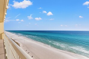 Een balkon met uitzicht op een strand en zee.