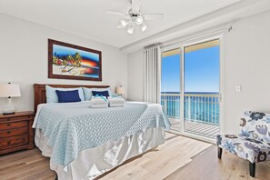 Appart'hôtel, plusieurs lits, balcon, vue océan (Celadon Beach Resort 909) | 3 chambres, décoration personnalisée, ameublement personnalisé