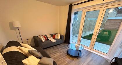 House - Sleeps 8 - Free Parking and Ps5