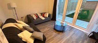 House - Sleeps 8 - Free Parking and Ps5