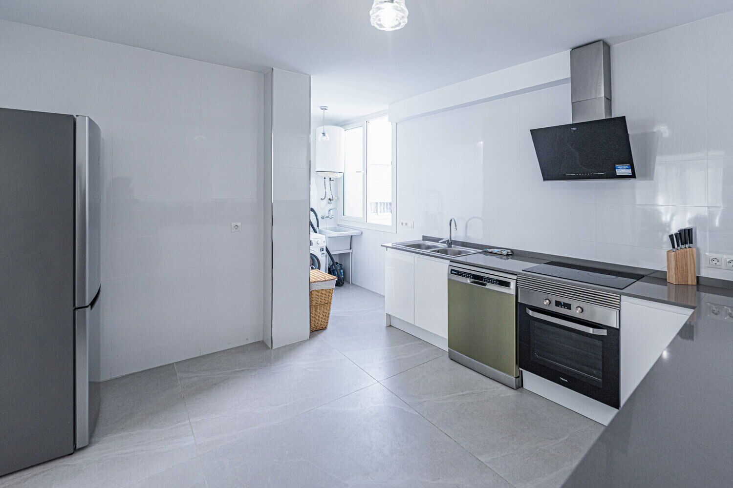 Una cocina moderna con lavavajillas, estufa y microondas integrados.