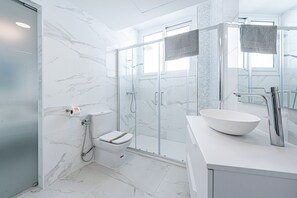 Shower, hair dryer, towels - Paloma Central Apartment (Nerja)