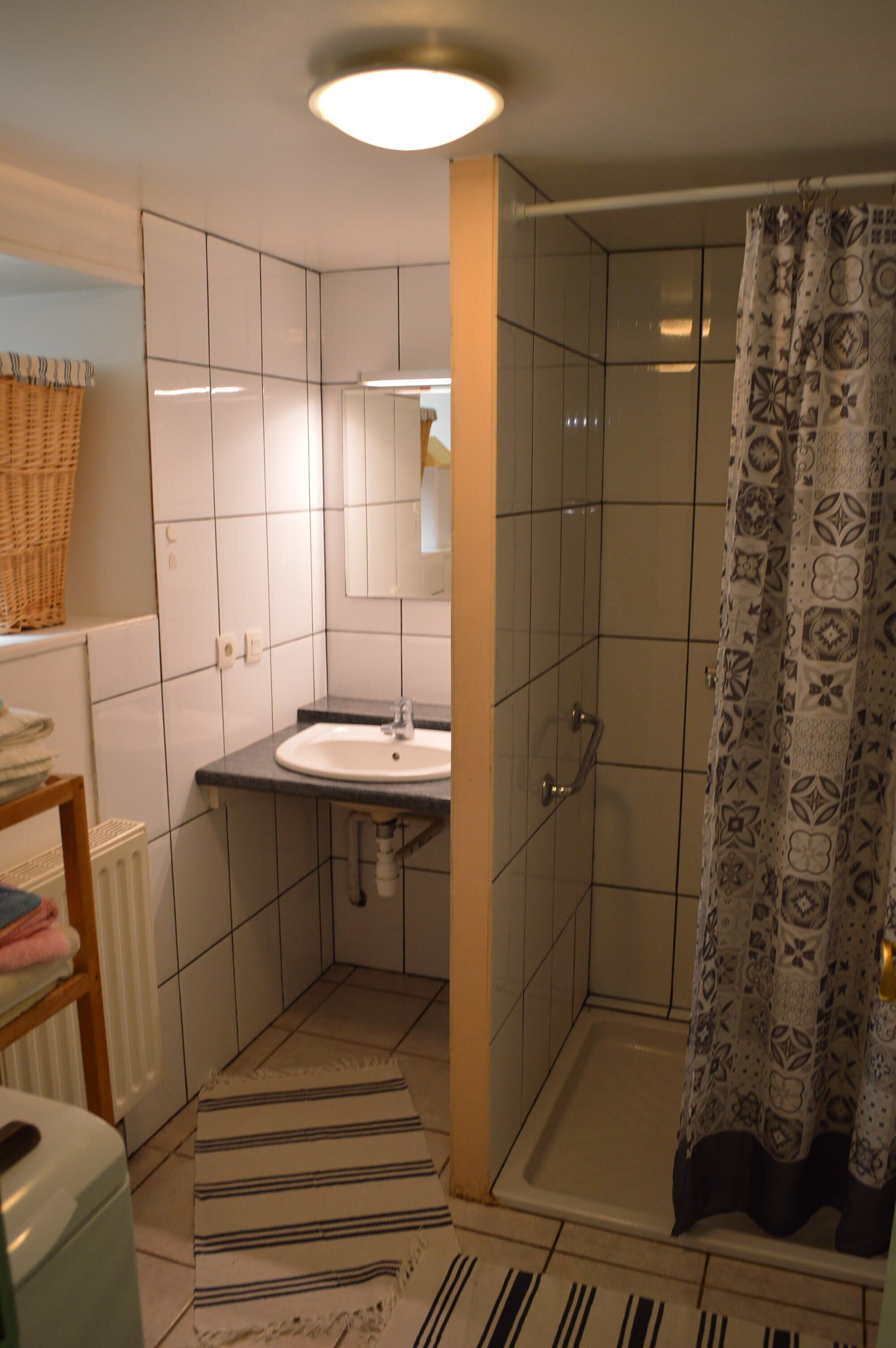 Haartrockner, Handtücher, Toilettenpapier