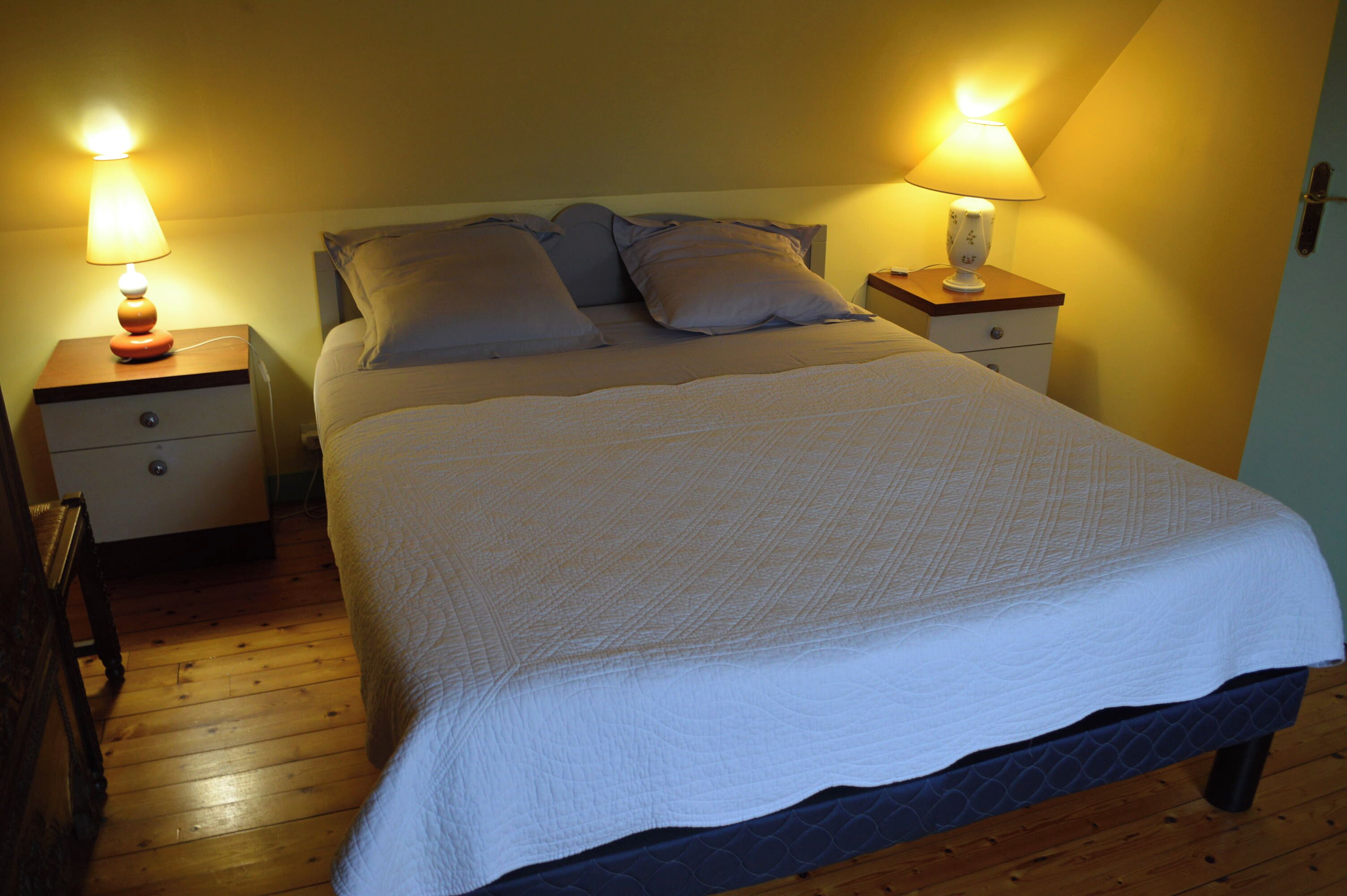 Tabla de planchar con plancha, internet y ropa de cama 