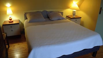 Tabla de planchar con plancha, internet y ropa de cama