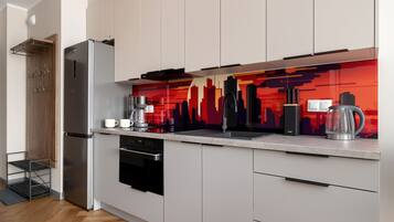 Coffee/tea maker, fridge, microwave, oven