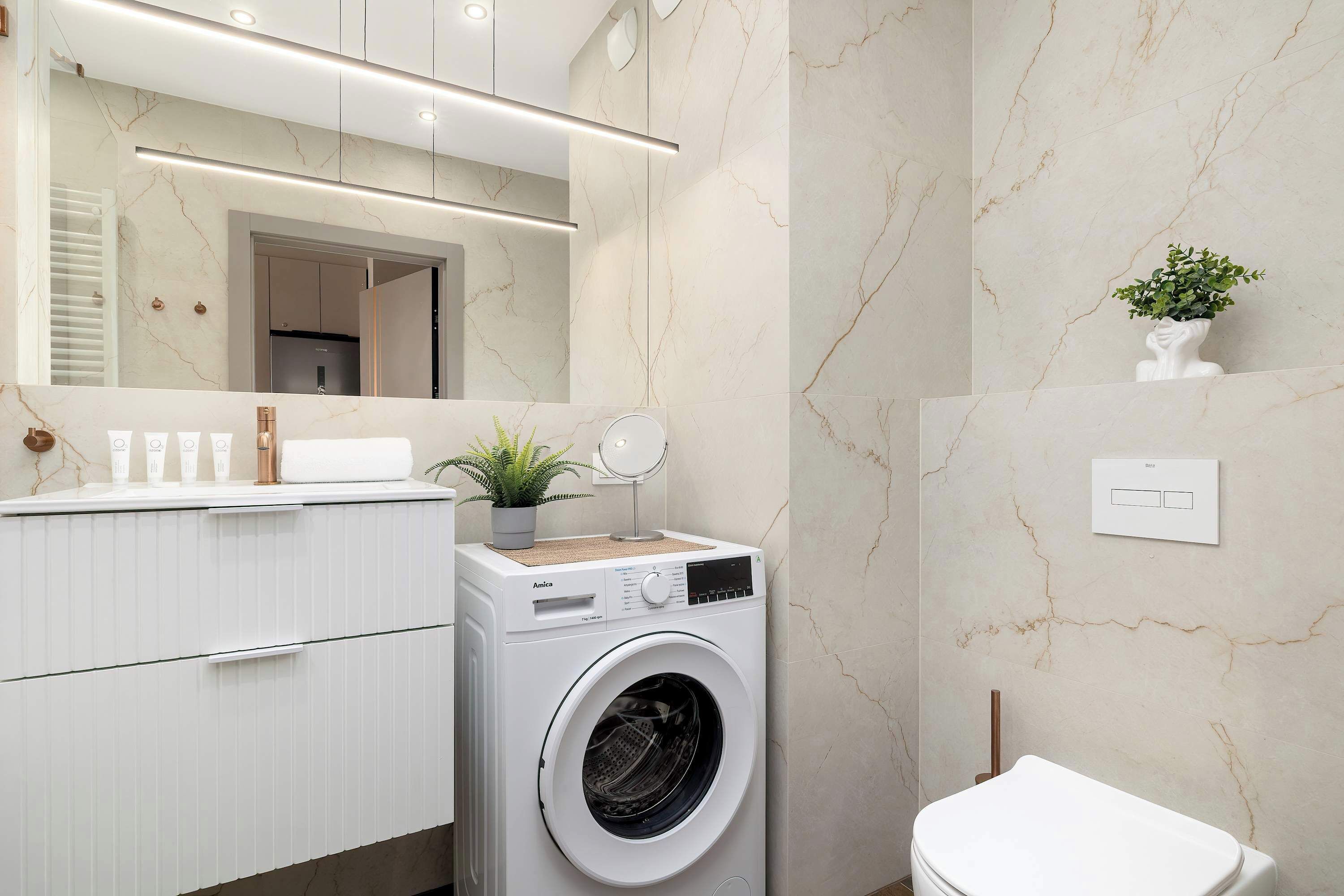 Shower, hair dryer, towels, shampoo