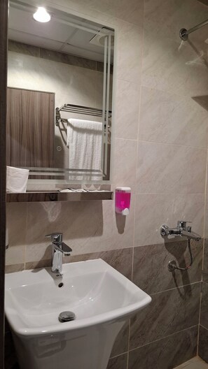 Doccia, asciugacapelli, asciugamani, sapone