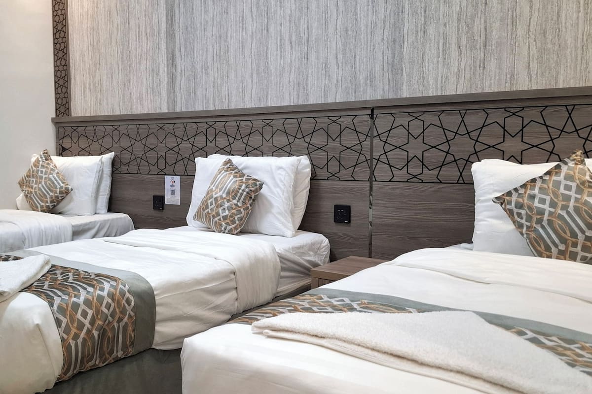 Quarto básico, várias camas, vista para a cidade | Wi-Fi de cortesia, roupa de cama