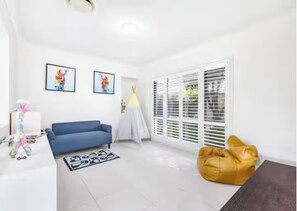 TV - 4BR Prestige Suburban Manor - Near Shops & Eats (Sunnybank Hills)