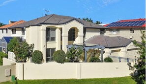 Exterior - 4BR Prestige Suburban Manor - Near Shops & Eats (Sunnybank Hills)