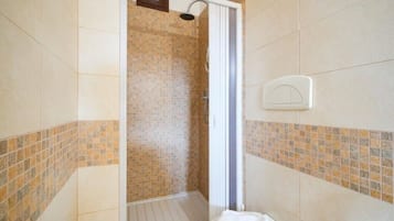 Ducha, secador de pelo, bidet, toallas