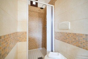 Ducha, secador de pelo, bidet, toallas