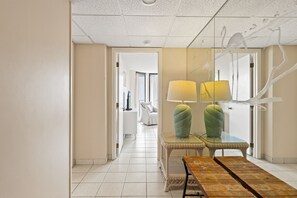 Condo, varias camas, balcón, vista al océano (Edgewater 2-312) | Interior