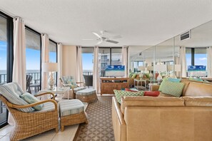 Apartment, Mehrere Betten, Balkon, Meerblick (Edgewater 2-312) | Wohnbereich