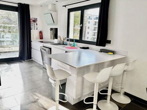 Microwave, oven, stovetop, dishwasher - PalmbeeCannes 4à6 personnes 70m2+Terrasses à 200m des Plages, 100m du PalmBeach (Cannes)