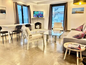 TV, fireplace - PalmbeeCannes 4à6 personnes 70m2+Terrasses à 200m des Plages, 100m du PalmBeach (Cannes)