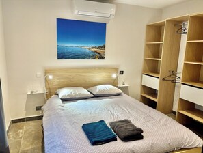 Iron/ironing board, bed sheets - PalmbeeCannes 4à6 personnes 70m2+Terrasses à 200m des Plages, 100m du PalmBeach (Cannes)