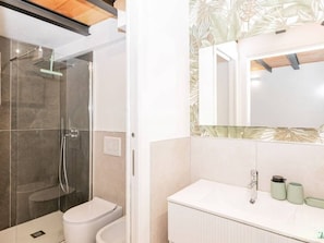 Douche, sĂšche-cheveux, bidet, serviettes fournies