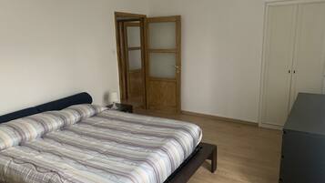 Bügeleisen/Bügelbrett, WLAN, Bettwäsche