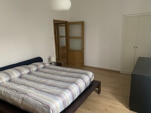 Bügeleisen/Bügelbrett, WLAN, Bettwäsche