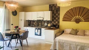 A compact living space with a dining area, kitchenette, and a bed. - Beautiful apartment for 4 people with A/C, WIFI, patio and panoramic view (Finale Ligure)