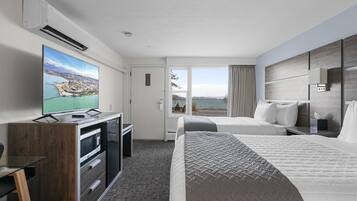 Tabla de planchar con plancha, wifi y ropa de cama