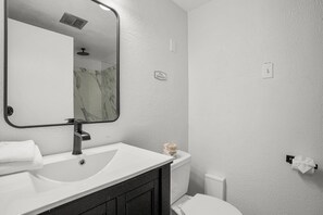 Chuveiro, secador de cabelo, toalhas de banho, sabonete